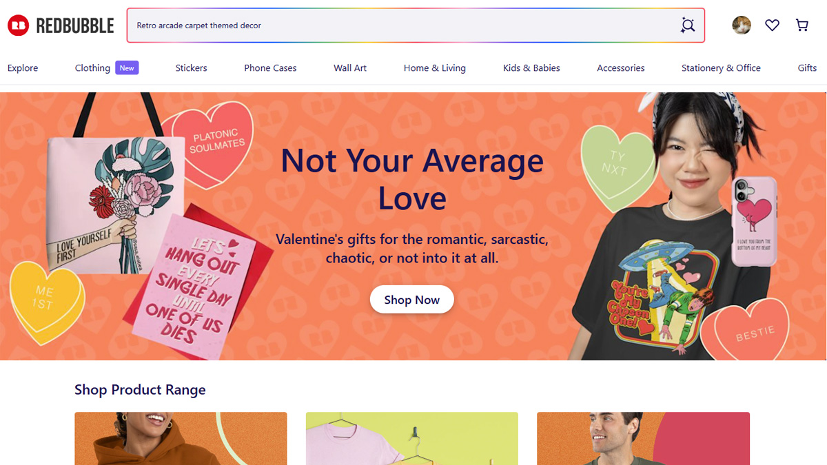 Redbubble公式サイトのトップページ。検索バーには「Retro arcade carpet themed decor」と入力されている。中央のバナーにはバレンタインデー向けのキャンペーン情報が掲載されている。